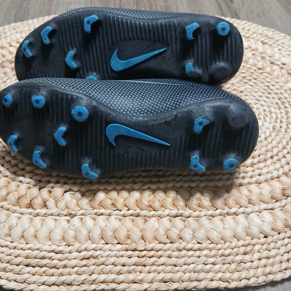 Nike Black and Gray Sports Sneakers - Picture 8 of 14